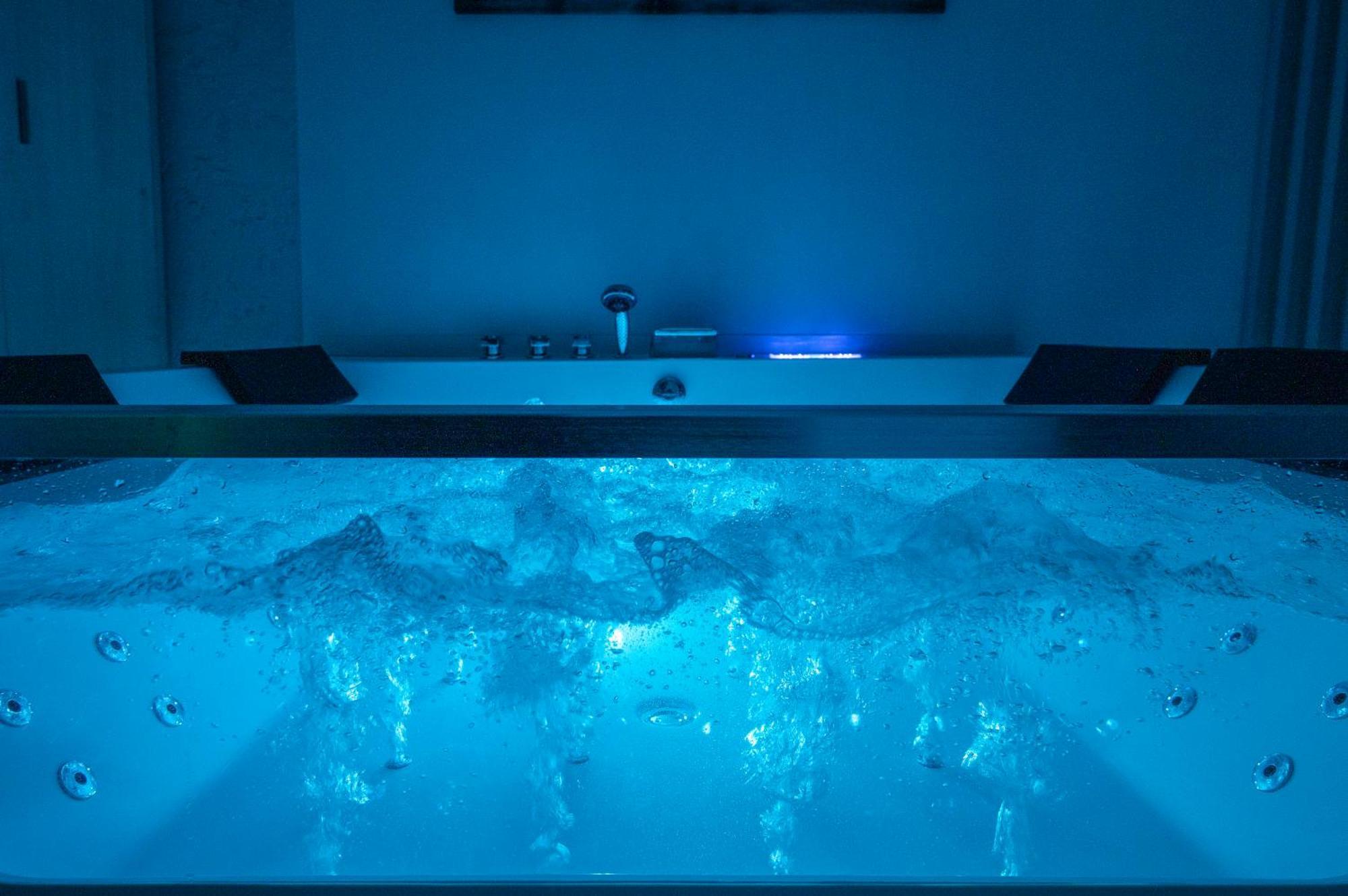 Premium Jacuzzi Suite At The City Center, By Aqua Platinum Salonicco Esterno foto